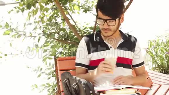 亚洲学生男子喝咖啡视频的预览图