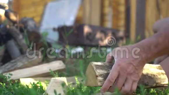 中年男子切桑拿木材视频的预览图