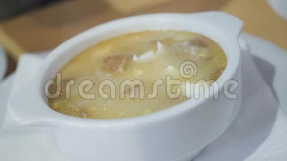 女人在餐馆的特写镜头里吃汤视频的预览图