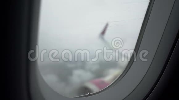 客机在能见度低雨天高事故风险下飞行视频的预览图