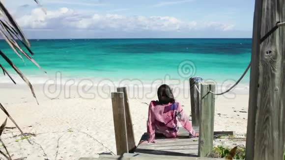 女人看着加勒比海视频的预览图