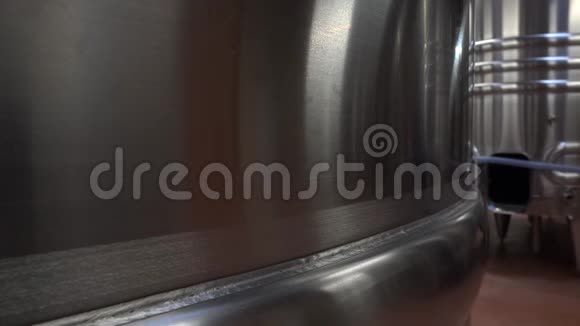 酿酒厂的一排排现代化不锈钢水箱视频的预览图