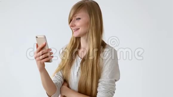 现代青年一位美丽的长头发的欧洲女孩金发在视频中表达着谈话视频的预览图