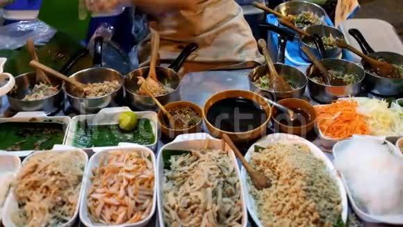 泰国北部泰国街头食品供应商视频的预览图