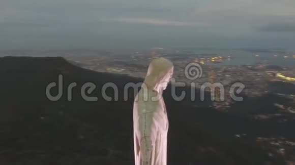 傍晚日落时分在里约热内卢山上的基督山雷登托基督救世主雕像纪念碑上的壮丽鸟瞰视频的预览图