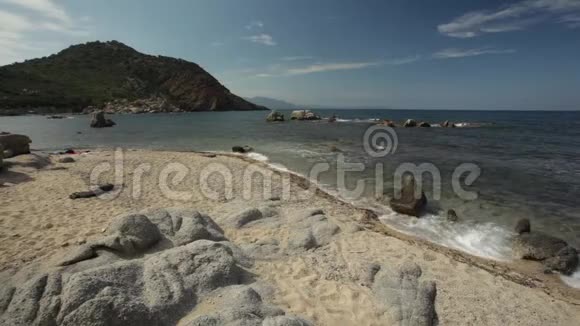卡拉萨菲古海滩的全景与海浪的运动视频的预览图