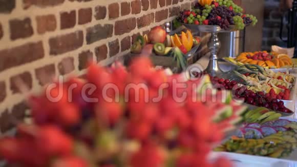 不同的新鲜水果在婚礼自助餐桌上视频的预览图