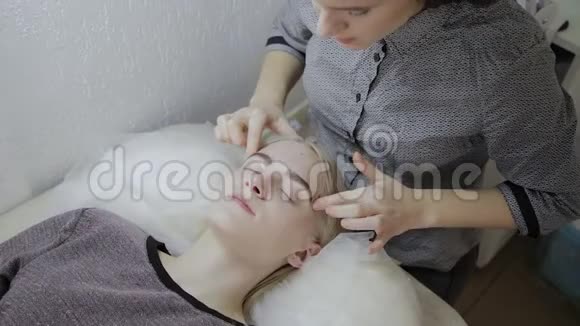 放松的女人在沙龙里为她的皮肤按摩视频的预览图