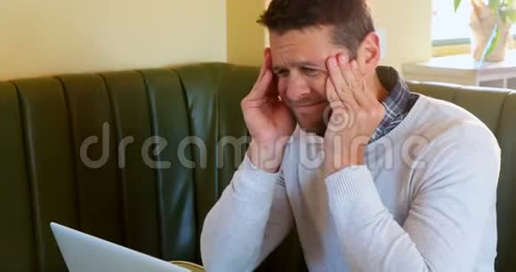 沮丧的人用笔记本电脑4k视频的预览图