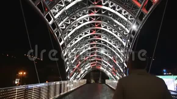 一个人慢吞吞地走过灯光桥视频的预览图