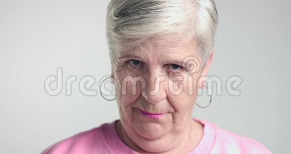 一个脾气暴躁头发短的老女人视频的预览图