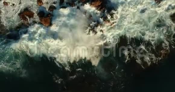 不可思议的360顶景在水下消失的石头巨浪覆盖着海岸视频的预览图