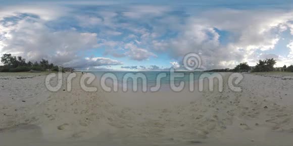 360VR父母和孩子在毛里求斯度假村沿海岸跑步视频的预览图