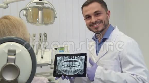 牙医通过X光检查牙齿健康视频的预览图