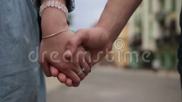 亲密的情侣在散步时牵手视频的预览图