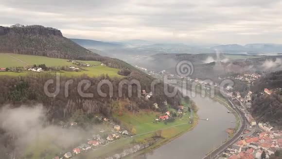 从科尼克斯坦城堡可以看到埃尔贝河雾状景色视频的预览图