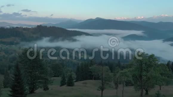 飞越多雾的乌克兰喀尔巴阡山脉视频的预览图