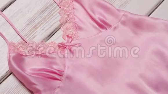 粉色丝绸睡衣视频的预览图