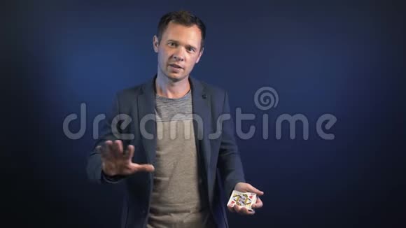 魔术师与扑克牌的视频视频的预览图