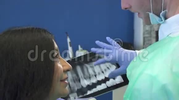 牙科医生在平板电脑上显示病人x光视频的预览图