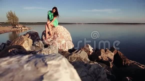 总体计划在海边的岩石上摆姿势的女孩视频的预览图