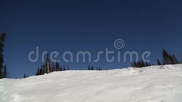 在山上滑雪视频的预览图