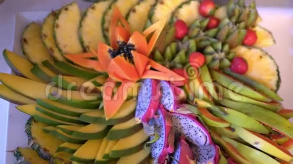 不同的新鲜水果在婚礼自助餐桌上视频的预览图