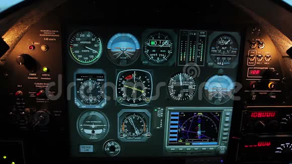 飞机驾驶舱面板上的正常飞行指示器飞机控制系统工具视频的预览图