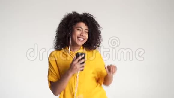 女人听手机音乐跳舞视频的预览图