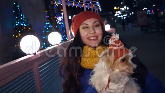 小女孩带着一只可爱的狗在街上视频的预览图