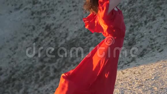 穿着红衣服的女孩随风而逝视频的预览图