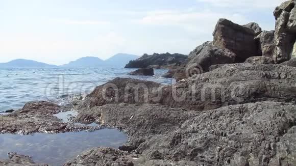 海景和岩石海岸视频的预览图