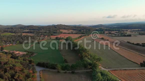 小镇附近有无人驾驶飞机PalamAs美丽的西班牙风景视频的预览图