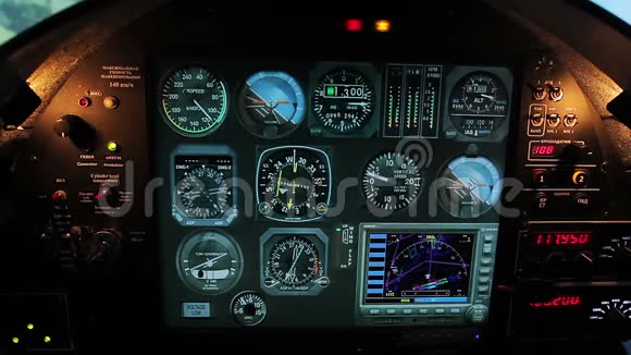 驾驶舱面板上显示的飞行细节烟雾开始弥漫飞机机舱视频的预览图