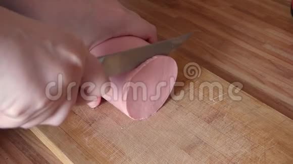 女人用手切香肠视频的预览图