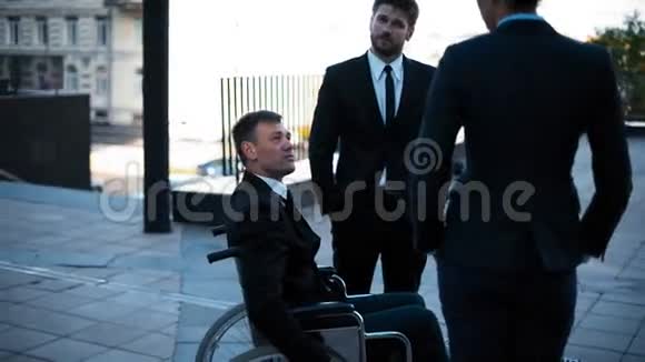 商务人士和残疾人坐轮椅交谈视频的预览图