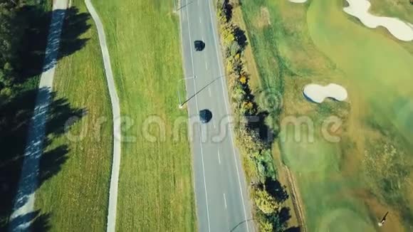 新西兰沿河和公路的4机场高尔夫球场视频的预览图