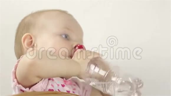 小女孩从瓶子里喝水视频的预览图