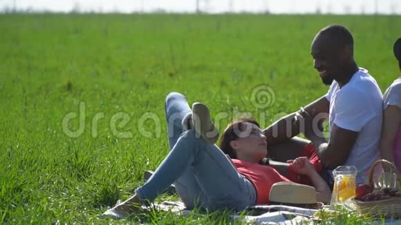 黑人和两个白人女孩嘲笑野餐视频的预览图