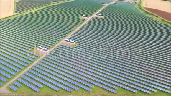 在未来的现代城市绿野生态太阳能电池板可再生电站上观看壮观的无人机空中景观视频的预览图