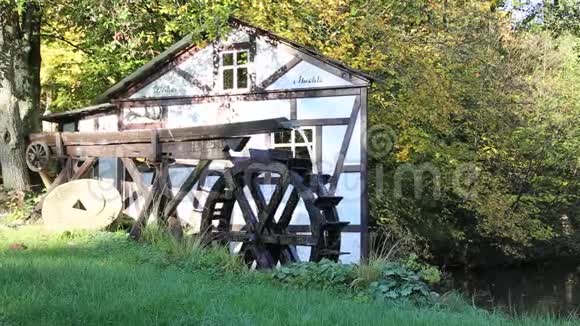 工作水磨轮在小湖塘的水的力量下转动田园田园田园视频的预览图