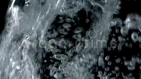 黑色背景上的气泡上升到表面慢动作视频的预览图