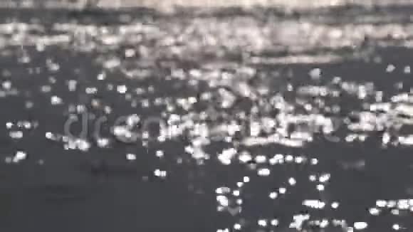 抽象性质波浪状的水面上闪烁着模糊的阳光视频的预览图