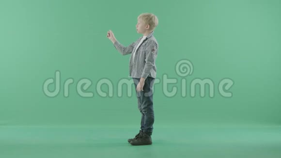 小男孩站在一边触摸想象中的屏幕视频的预览图