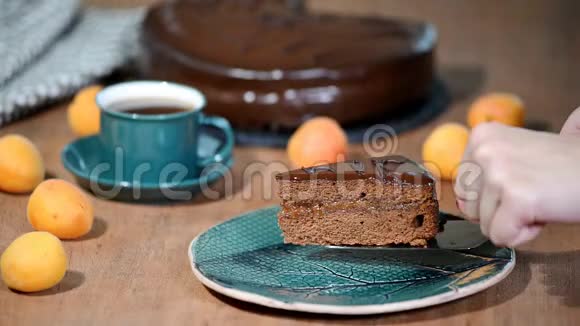 一块沙赫蛋糕放一盘巧克力蛋糕视频的预览图