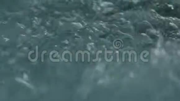 蓝色清澈的波纹水在按摩浴缸里有气泡慢动作视频的预览图