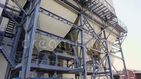大型谷物电梯筒仓储存和鸟类飞行视频的预览图