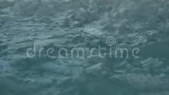 蓝色清澈的波纹水在按摩浴缸里有气泡慢动作视频的预览图