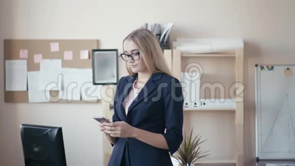 呼叫中心员工在办公室工作办公室里戴着眼镜的金发小女孩在和视频的预览图