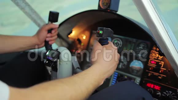男性飞行员转向方向盘驾驶舱面板切换控制装置视频的预览图